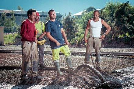 Photographe pro capturant un moment d’échange sur un chantier en Auvergne-Rhône-Alpes