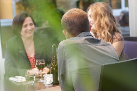 Échange entre collaborateurs lors d’une conférence entreprise