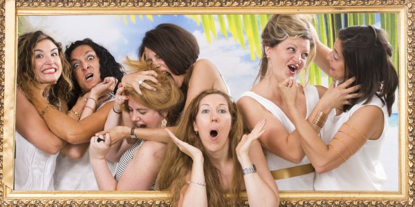 Bataille générale entre copine autour de la mariée, animation entre copines fun et décalée pour enterrement de célibataire