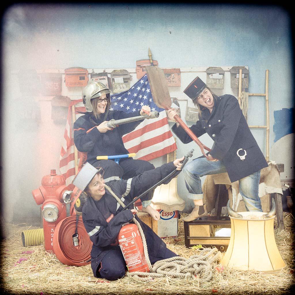 3 femmes déguisées en pompier avec un drapeau américain,enterrement de vie de jeune fille fun et décalée