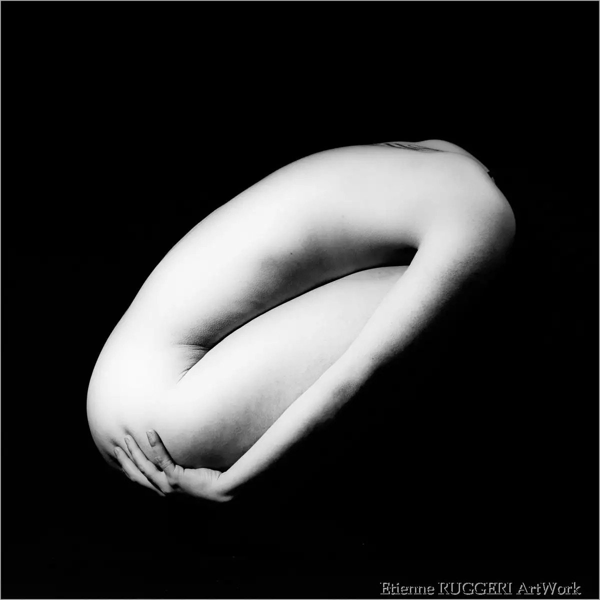 book photo studio à Lyon, portrait d'une femme nue en forme d'oeuf en noir et blanc