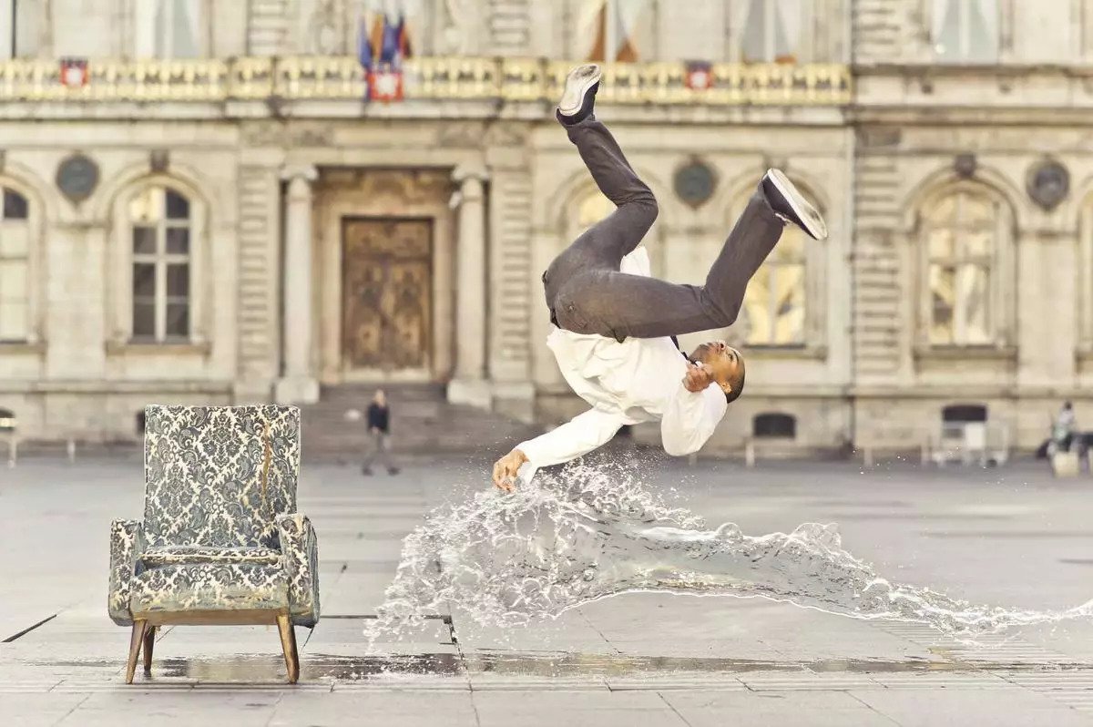 book photo studio à Lyon, portrait d'un danseur réalisant un saut périlleux sur la place des Terreaux à Lyon avec une gerbe d'eau qui passe à côté, 5H du mat j'ai des frissons