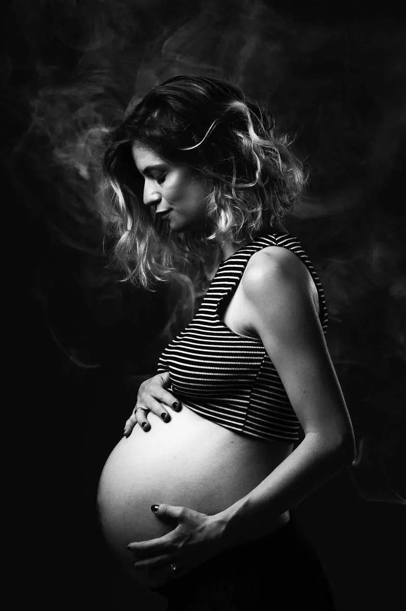 book photo studio à Lyon, Portrait d'une femme enceinte de profil en noir te blanc