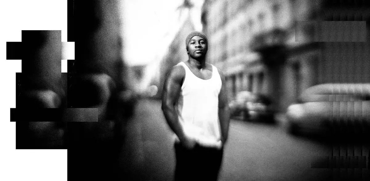 book photo studio à Lyon, Portrait d'un homme dans la rue en noir et blanc réalisé à l'aide d'une chambre et d'un verre dépoli 
