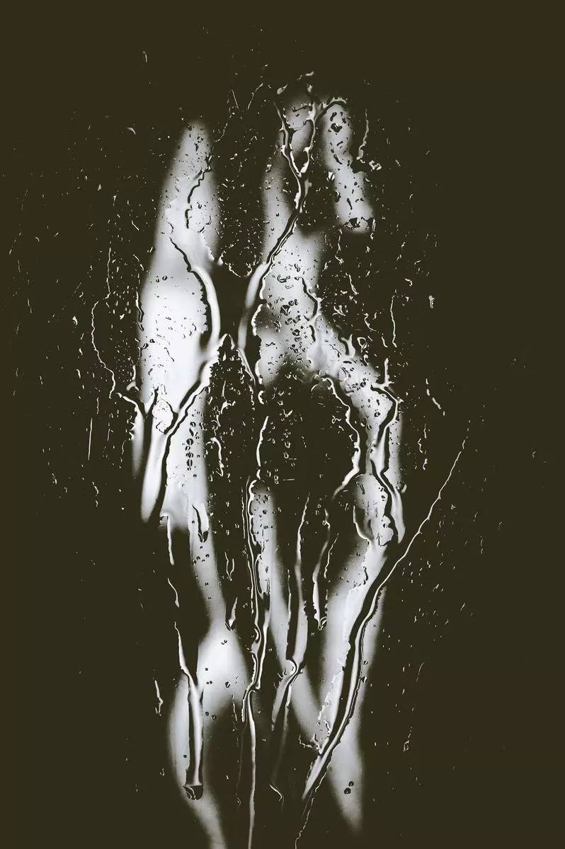 book photo studio à Lyon, portrait d'une femme nue en noir et blanc au travers une vitre mouillée