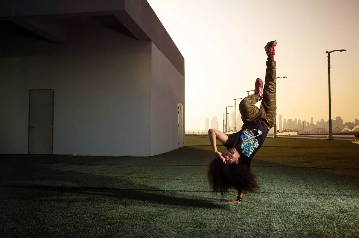 book photo studio à Lyon, Portrait d'un danseur devant l'hippodrome de Meydan à Dubai