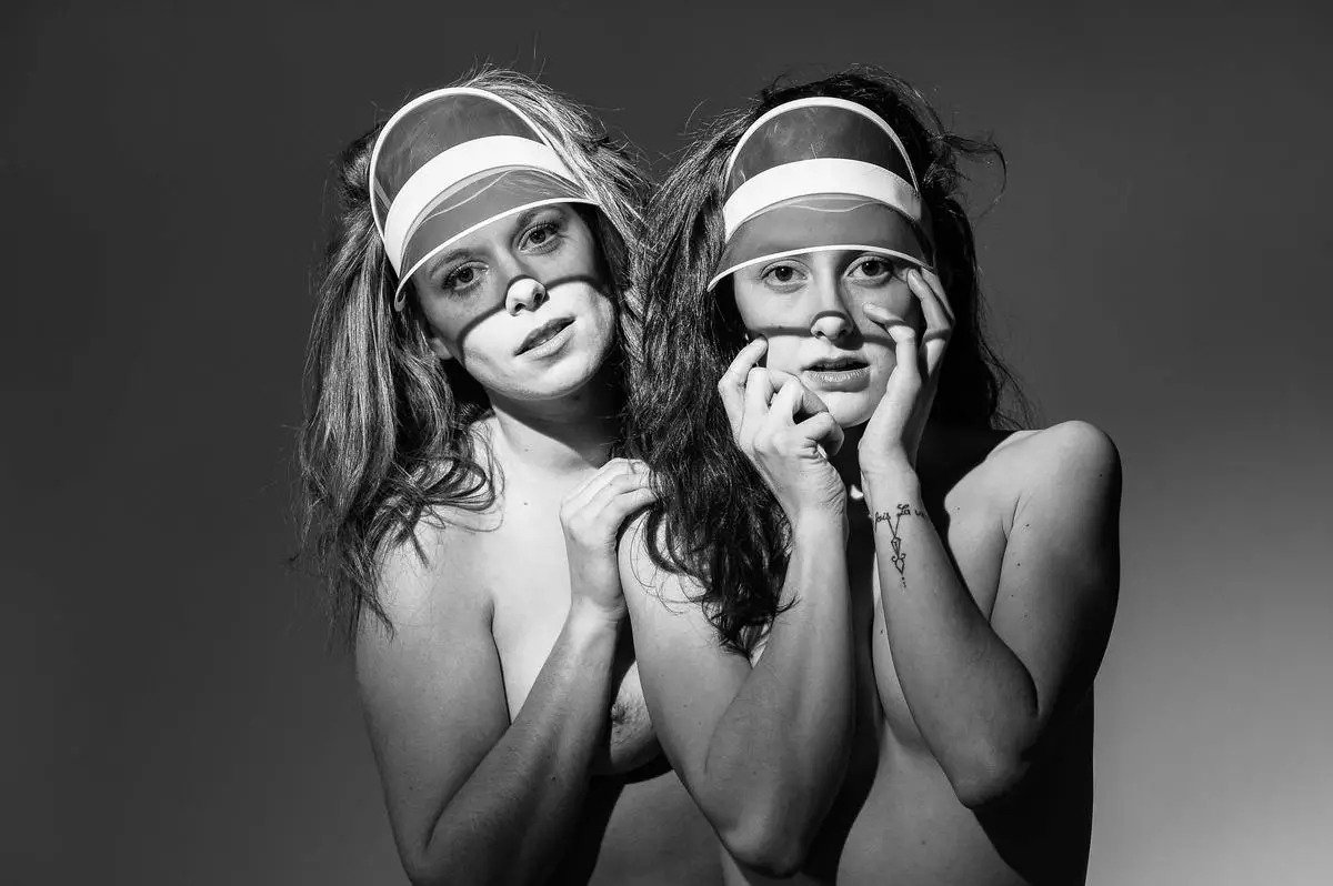 book photo studio à Lyon, portrait de deux femmes nue avec des casquettes pour une campagne pour la lutte contre le cancer du seins