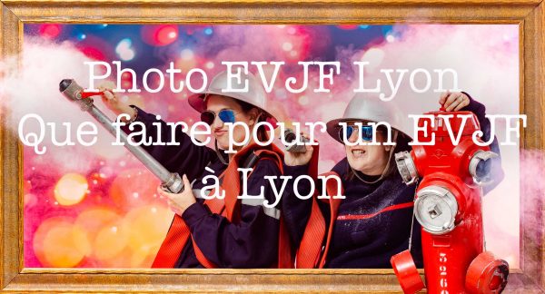 Photo EVJF Lyon | Deux copines déguisées en tenue de pompier tente de calmer la mariée lors de son enterrement de vie de jeune fille | réalisée sur décor
