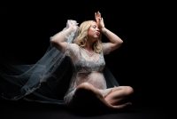 Photographe grossesse en studio sur fond noir