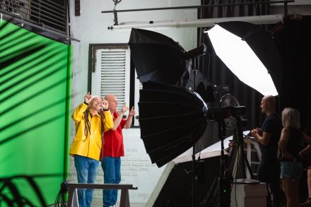 photo d'un plateau de tournage deux hommes sur fond vert realise un clip vidéo pour mike et rike de sinsemilia