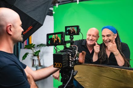 interview de deux hommes mike et rike les chanteurs de sinsemilia sur un fond vert devant une camera lors d'un tournage video