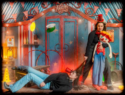 Photobooth cirque animation photo thème clown animation photo fun pour collaborateurs décor cirque pour animation photo Grenoble Toulouse