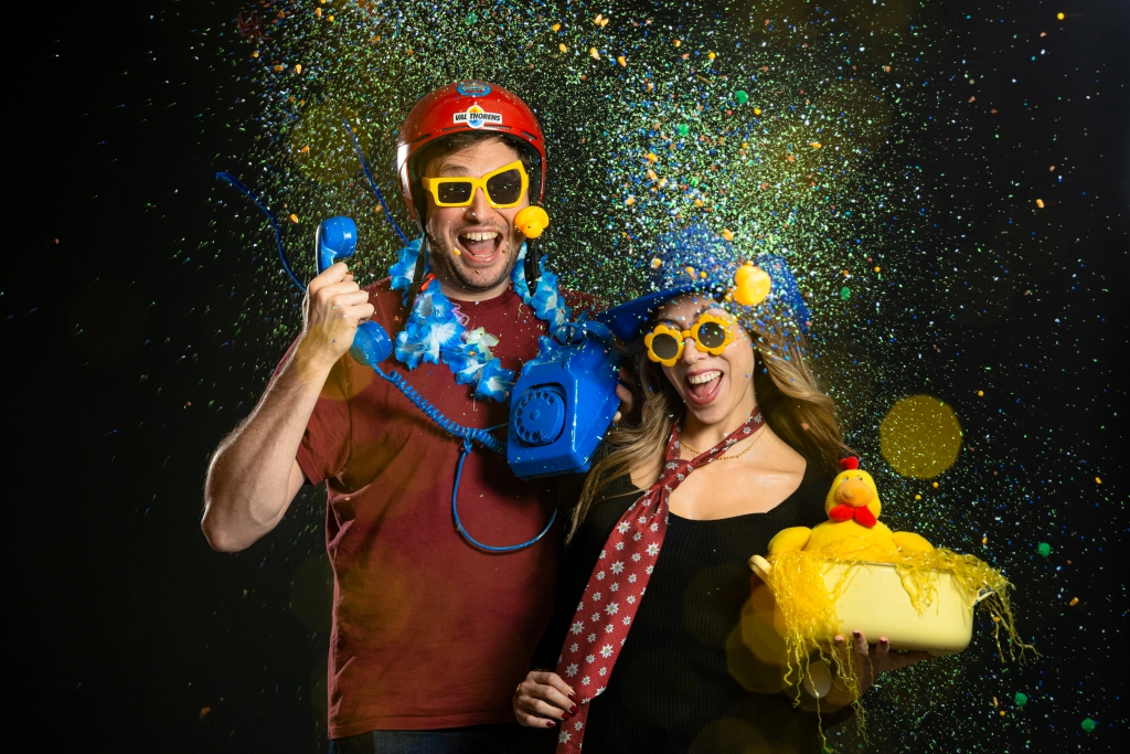 Animation photo originale à Bordeaux avec accessoires décalés et confettis pour une soirée d’entreprise dynamique et pleine d’énergie